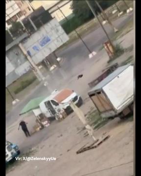 Rus z dronom okoli kombija lovi prodajalca sadja, sledi eksplozija