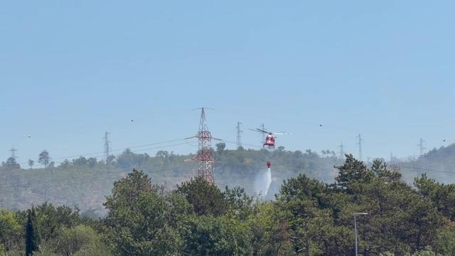 Velik požar tik za slovensko mejo: zaprli bi lahko avtocesto