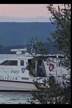 Zgražanje nad policistom, ki je v morje vrgel psa. Kaj se je res dogajalo?