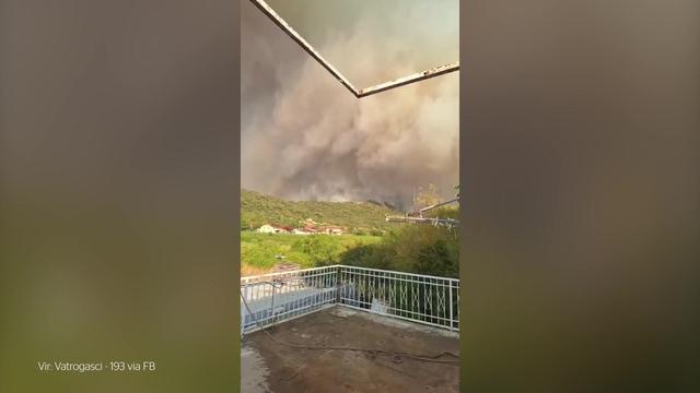 Velik požar na Pelješcu: zgorela cerkev, cesta zaprta. Ne vozite v smeri Pelješca!
