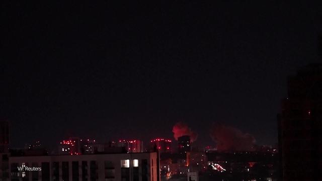 Obsežen napad na Kijev: več mrtvih in ranjenih, ujete rešujejo izpod ruševin. Alarm tudi na Poljskem. #vŽivo