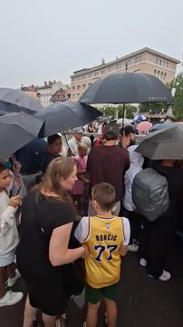 Lakersi kljub dežju z ladjico po Ljubljanici, v centru se je zbrala množica navijačev