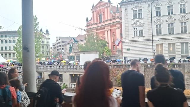 Lakersi kljub dežju z ladjico po Ljubljanici, v centru se je zbrala množica navijačev