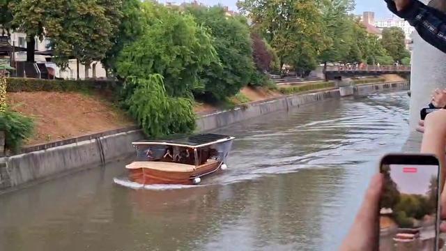 Lakersi kljub dežju z ladjico po Ljubljanici, v centru se je zbrala množica navijačev