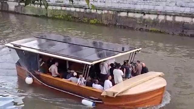 Oboževalci dočakali Lakerse, ki so se z ladjico zapeljali po Ljubljanici
