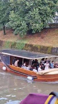 Oboževalci dočakali Lakerse, ki so se z ladjico zapeljali po Ljubljanici