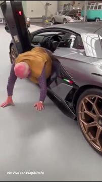 Posnetek, ki vas bo nasmejal: moški iz lamborghinija izstopil po vseh štirih
