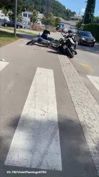 Motorista v Kamniku na tleh obvladal policist, oglasila se je policija