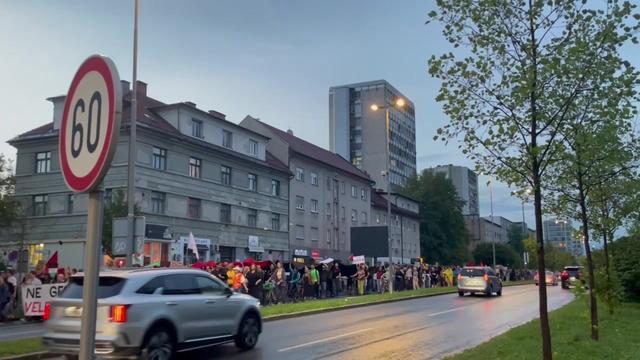 Protestnike v središču mesta pričakal policijski kordon #foto