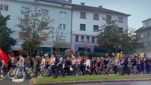 Protestnike v središču mesta pričakal policijski kordon #foto