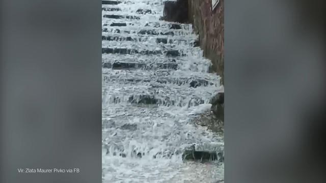Pod vodo Tartinijev trg v Piranu, mestno jedro Izole in Portorož. Nad Hrvatini mini tornado. #animacija
