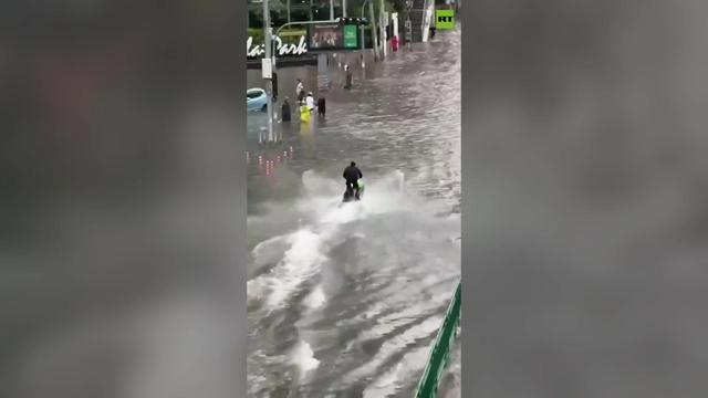 Po poplavljenih ulicah divjal z vodnim skuterjem, a se ni dobro končalo