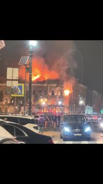 V Sankt Peterburgu zagorela zgodovinska palača, zrušil se je del strehe