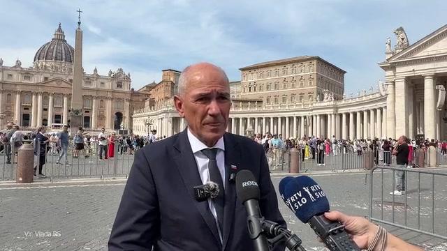 Premier Janša papežu izročil več daril #foto