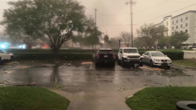 Izjemni prizori: orkan udaril ob obalo ZDA, grozijo poplave, tornadi in uničujoči vetrovi