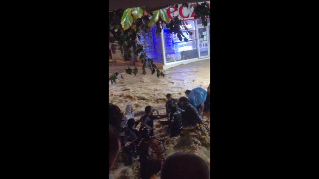 Grozljive razmere v poplavljenem Istanbulu: 14-letnik umrl zaradi električnega udara