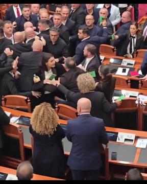 Kaos v parlamentu: poslanci so se spopadli sredi seje