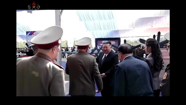 Kim Džong Un razkazuje novo orožje: Želimo absolutno premoč #foto