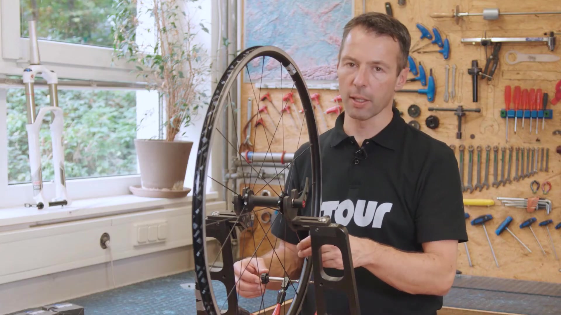 Rennrad-Laufrad zentrieren: How-to-Anleitung Speichen spannen & Seitenschlag zentrieren