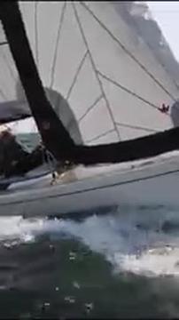 Simples Segeln: Daysailer Tofinou 7.9 in der Welle #sailing