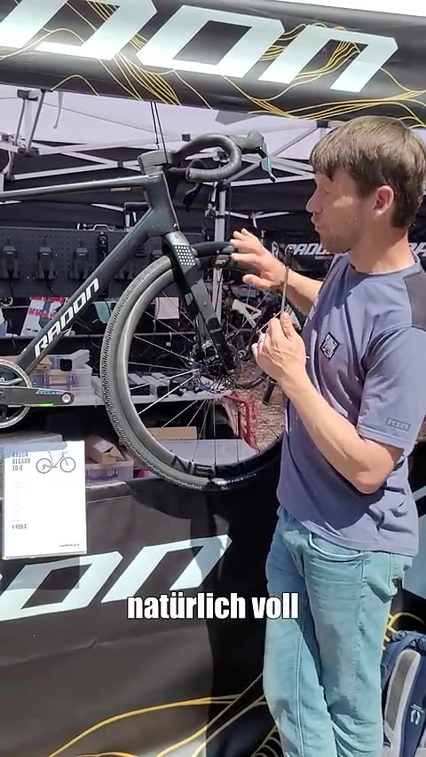 Radon bringt das beliebte Gravelbike Regard jetzt auch in einer sportlichen Carbon-Variante ⚫