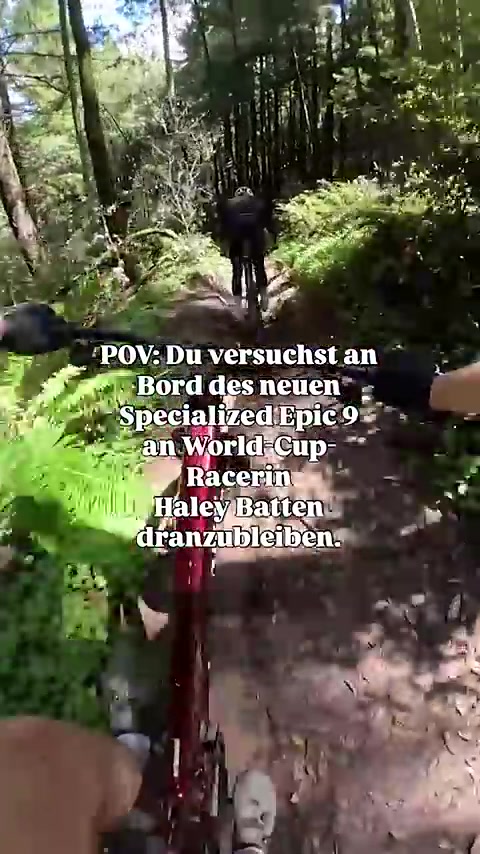 POV: Du versuchst auf dem neuen Specialized Epic 9 an World-Cup-Racerin Haley Batten dranzubleiben
