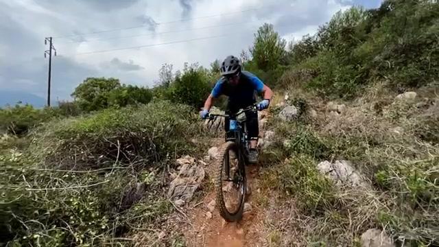 How to: EMTB-Expert-Fahrtechnik #4 – Boost Drop für steile Stufen ohne Anlauf