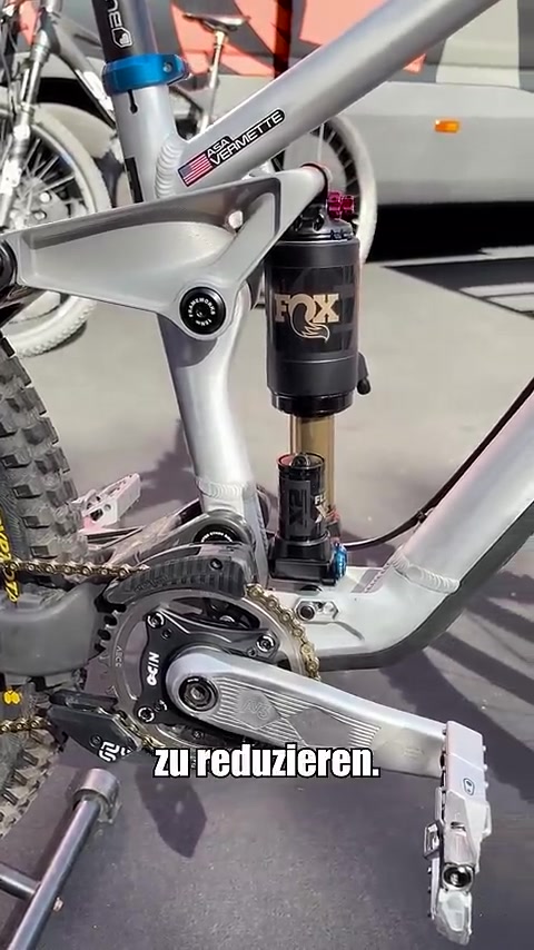 Was für ein Bike fährt eigentlich DH-Star Asa Vermette? 