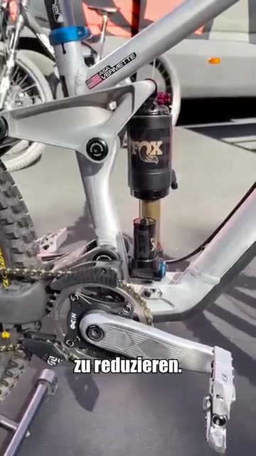 Was für ein Bike fährt eigentlich DH-Star Asa Vermette? 