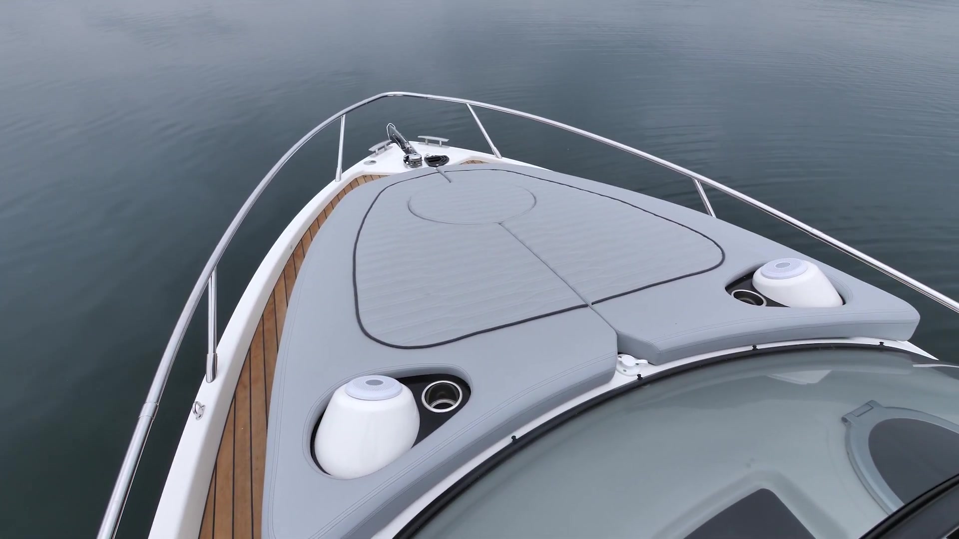 BOOTE TV - Cranchi E30 Endurance - Schönwetterboot mit komfortablem Cockpit