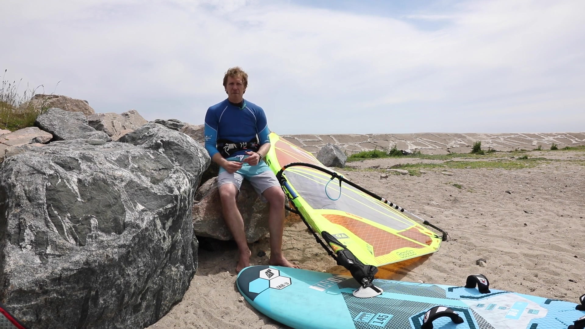 So lernst du die Halse beim Windsurfen