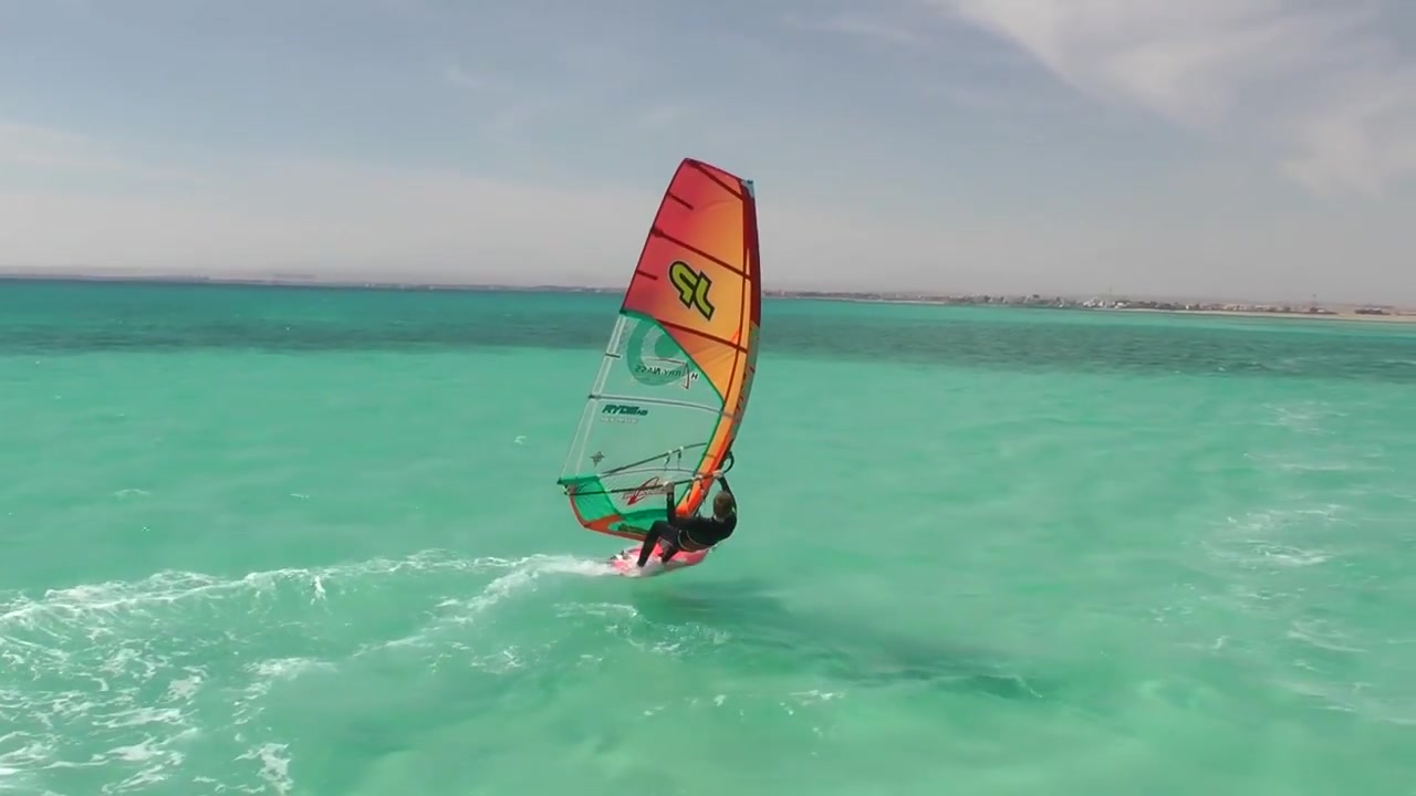 Windsurf-Manöver: Enge Halse
