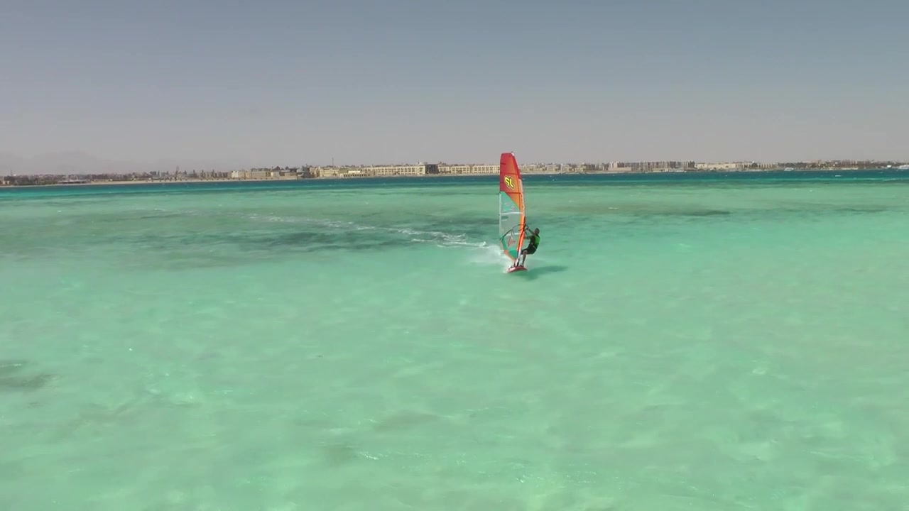 Windsurf-Manöver: Carving Jibe