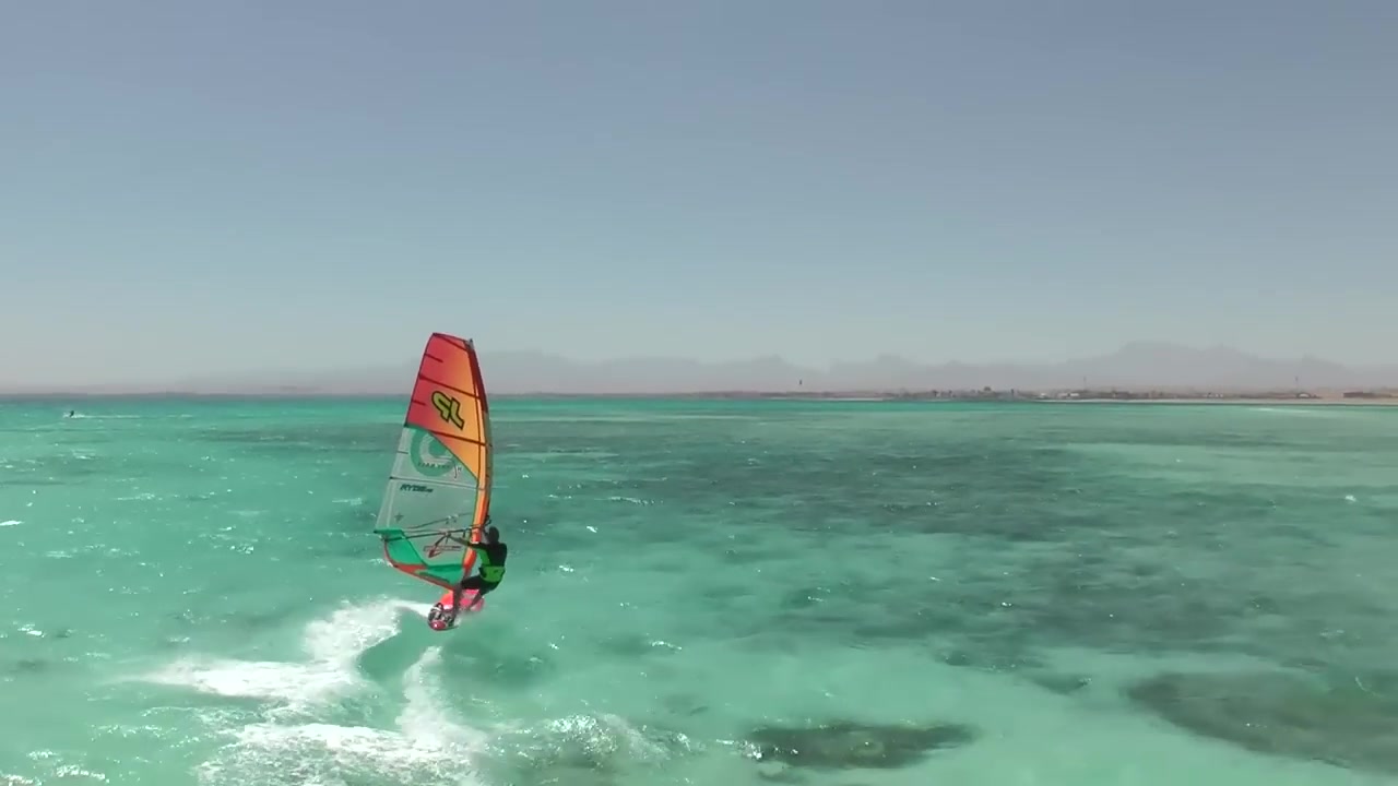 Windsurf-Manöver: Duck Jibe