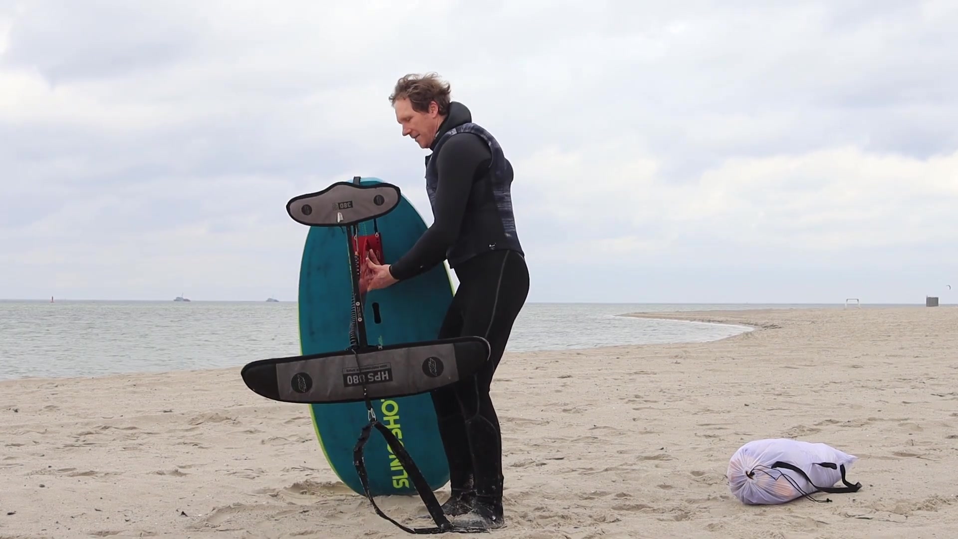 Wingsurf-Basics - so trägst du Board und Wing am besten ins Wasser