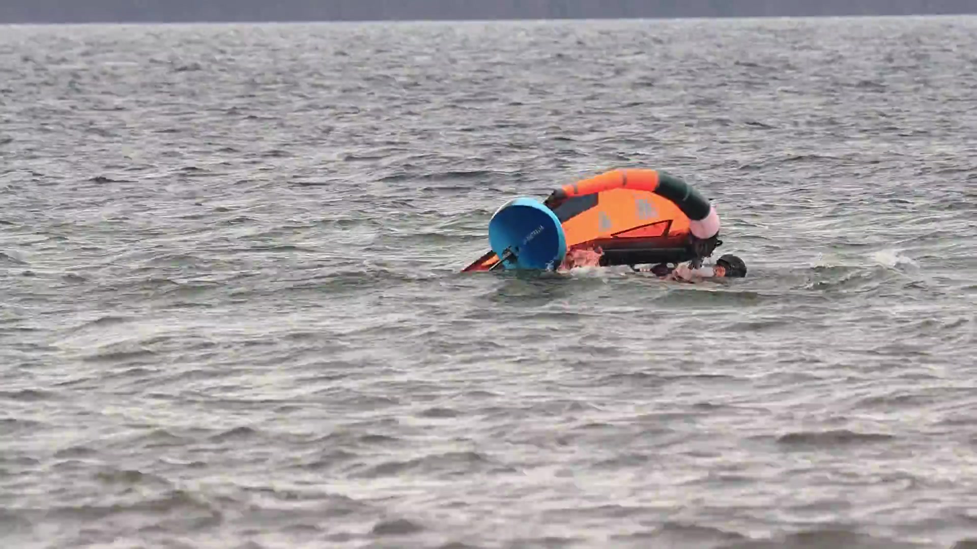 Wingfoilen ohne Leash - so holst du das Board auf dem Wasser wieder ein